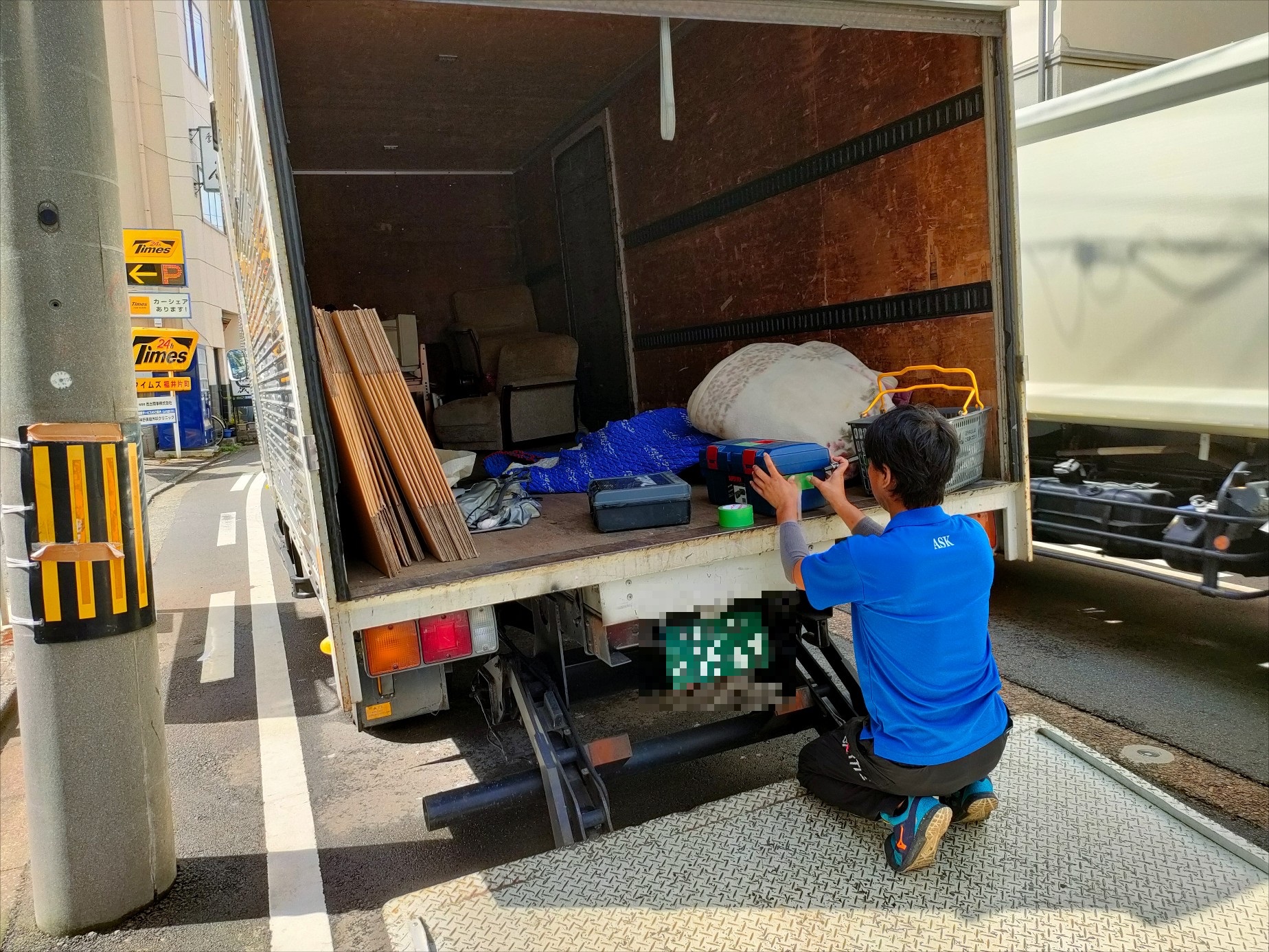 「タンスやベッドなど搬出が難しい大きな家具の回収作業」作業写真