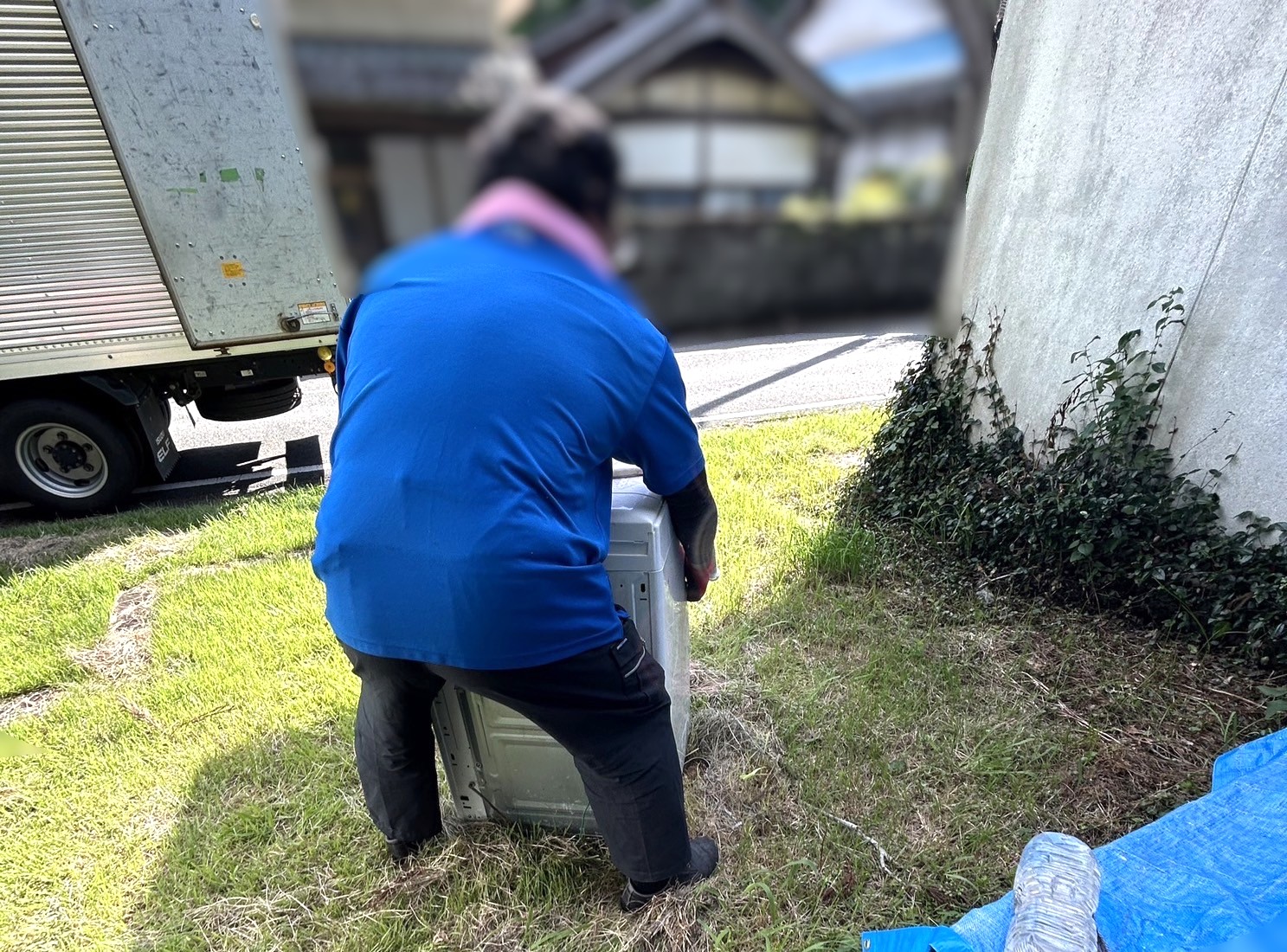 「アパートから引越しに伴い不要になった洗濯機を回収しました」作業写真
