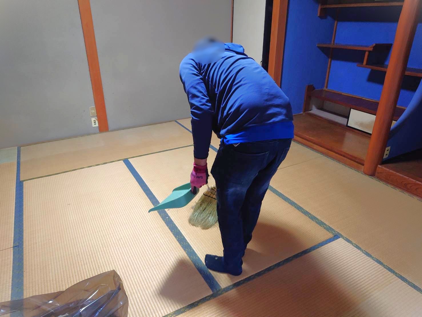 「タンスやマットレス、毛布、照明器具などを回収しました」作業写真