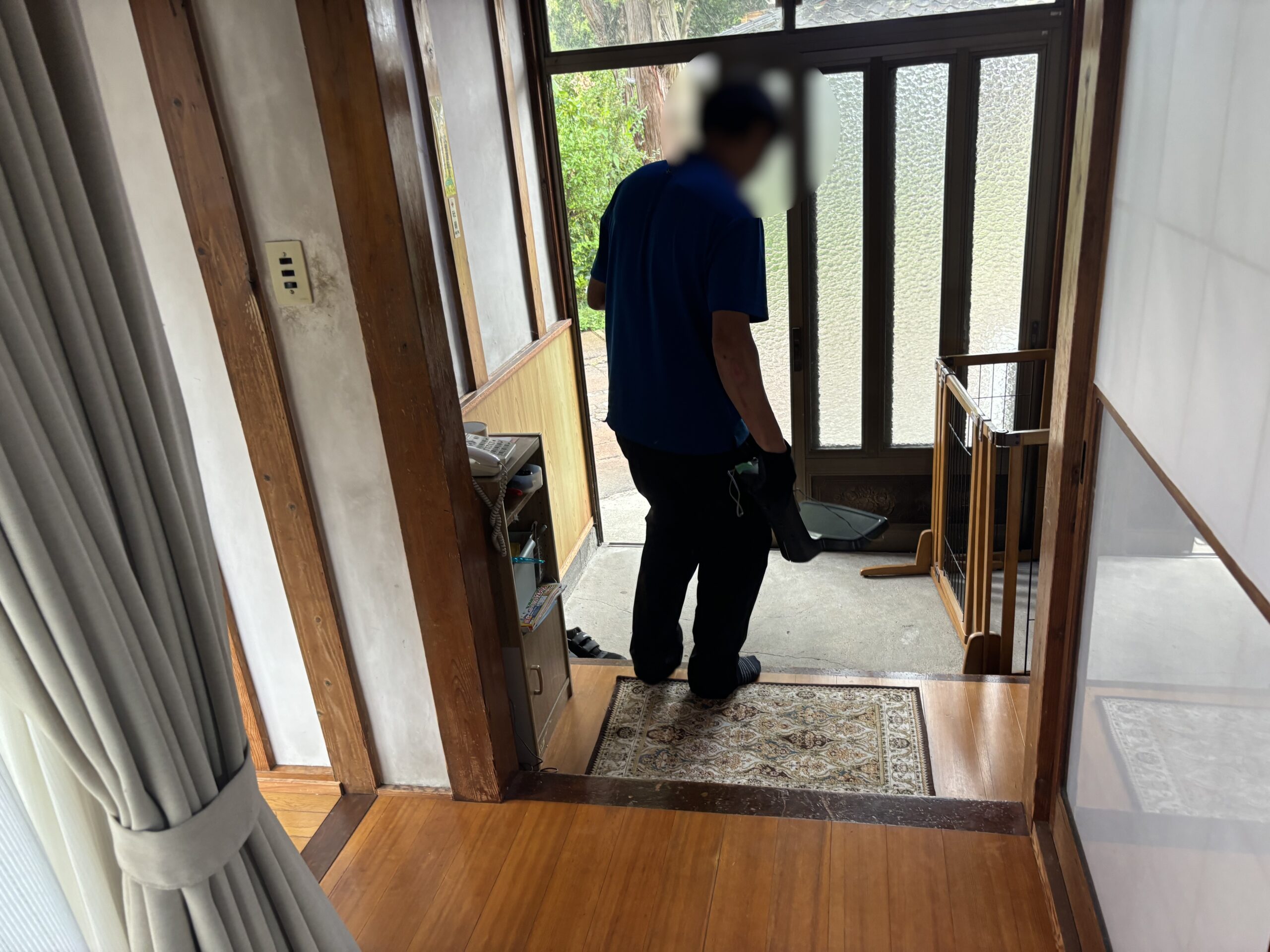 「椅子やベビーカー、その他収納棚から出てきた不用品を回収しました」作業写真